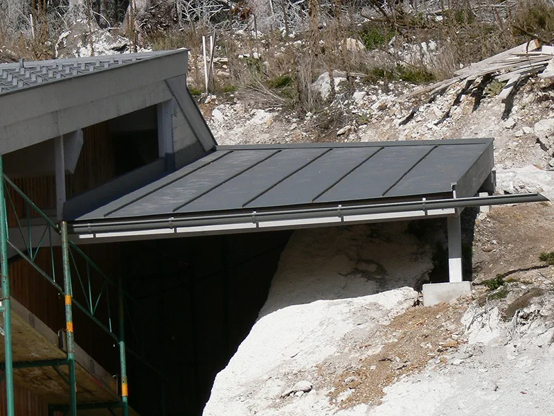 Blechdach in winterlicher Umgebung