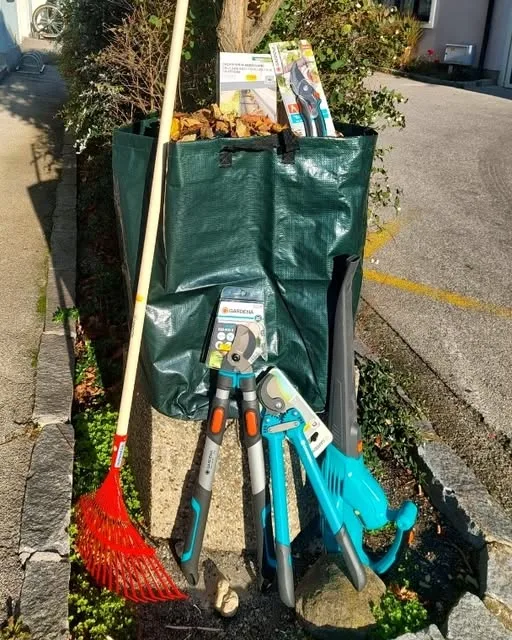 Gartengeräte vor dem Geschäft