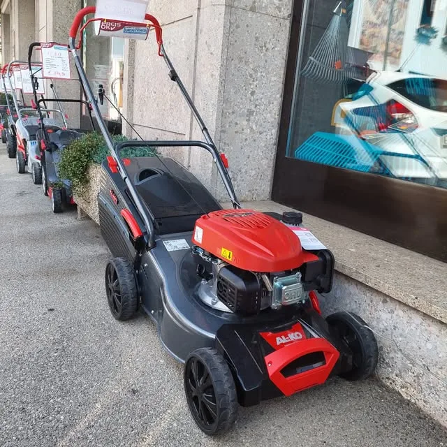 Rasenmäher vor dem Fachgeschäft